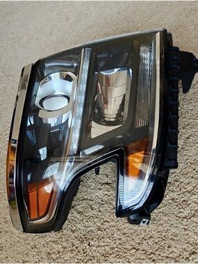 Right Passenger Headlight Xenon/HID – Chevrolet Tahoe / Suburban 2015–2020